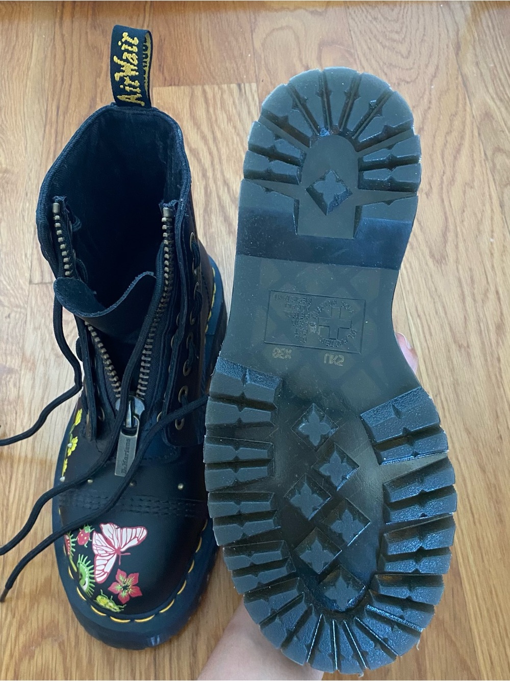 Limited Edition Dr. Martens Venus Fly Trap Boots, EU 38 / US 7, NWOT - Picture 8 of 9